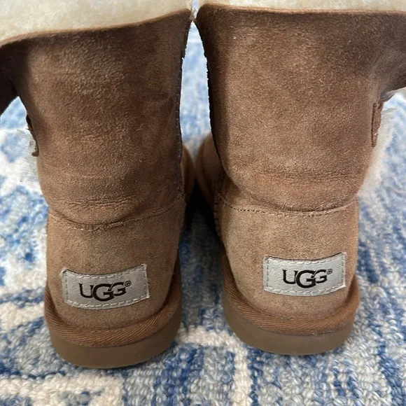 UGG Bailey button chestnut brown girls 13 - Picture 3 of 11